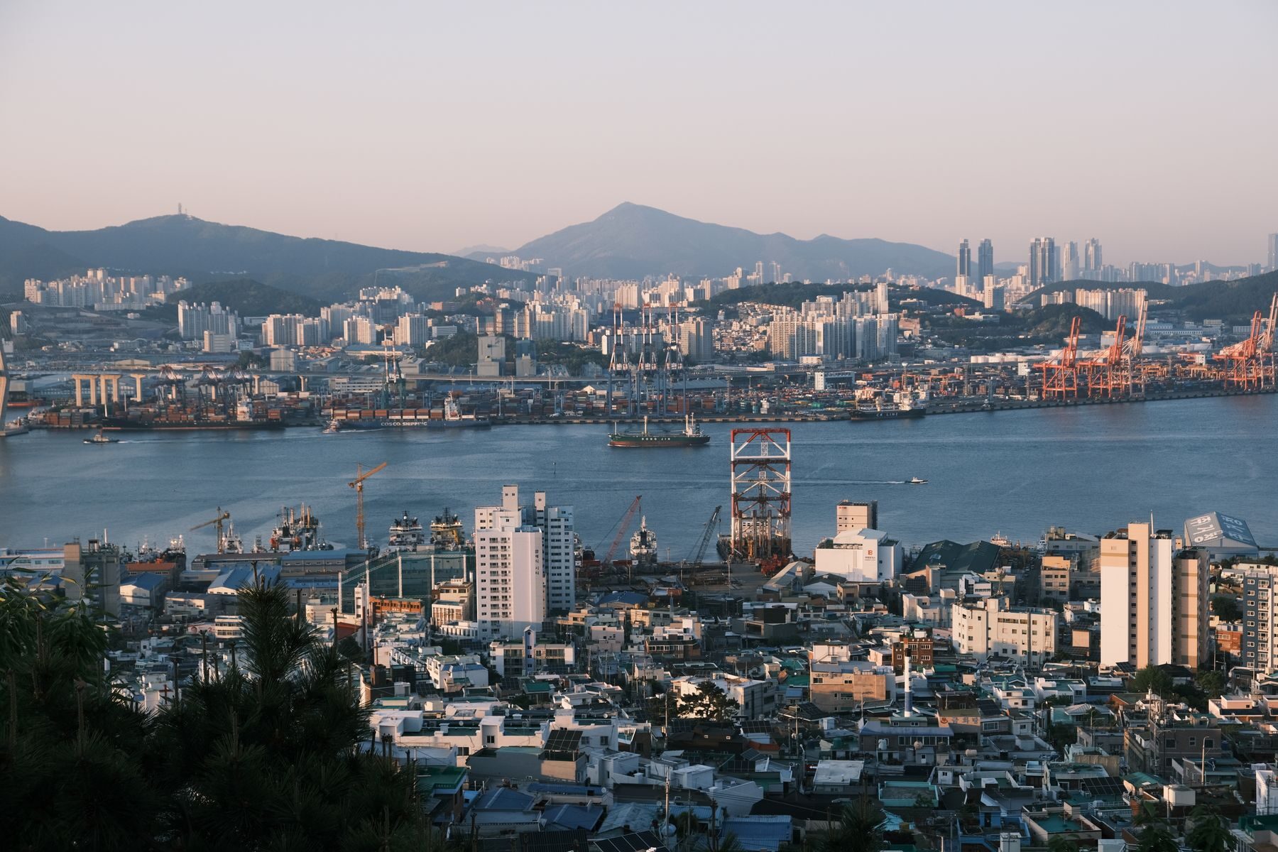 Vue panoramique d'un port et d'un terminal à conteneurs au coucher du soleil