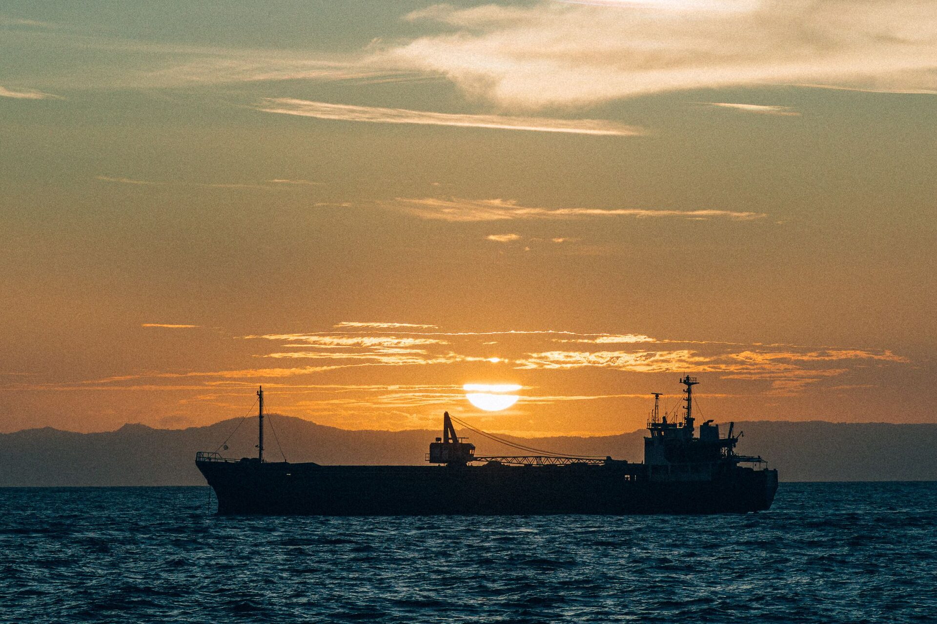 Navire cargo au crépuscule sur la mer