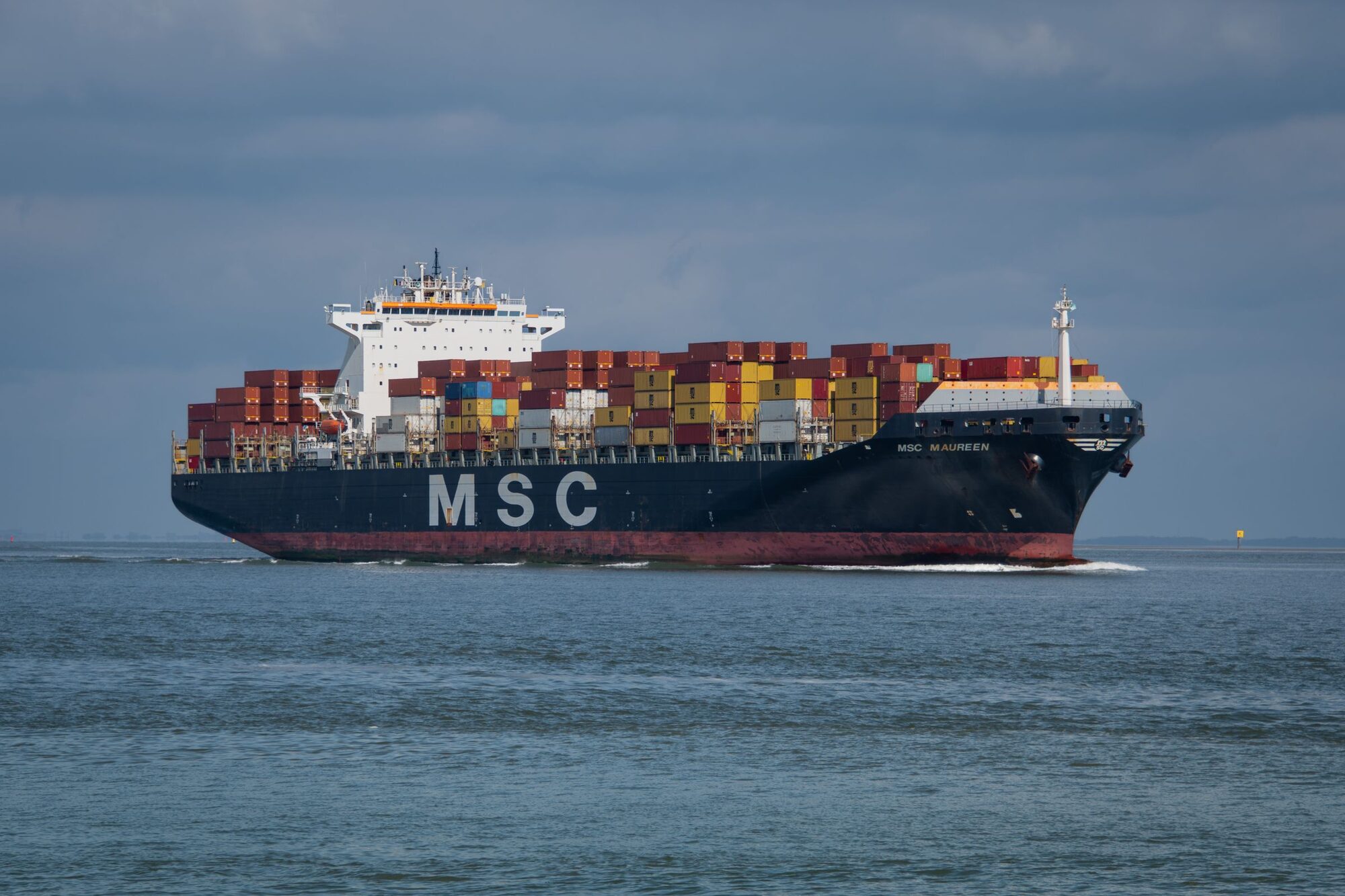 Porte-conteneurs chargé naviguant en mer