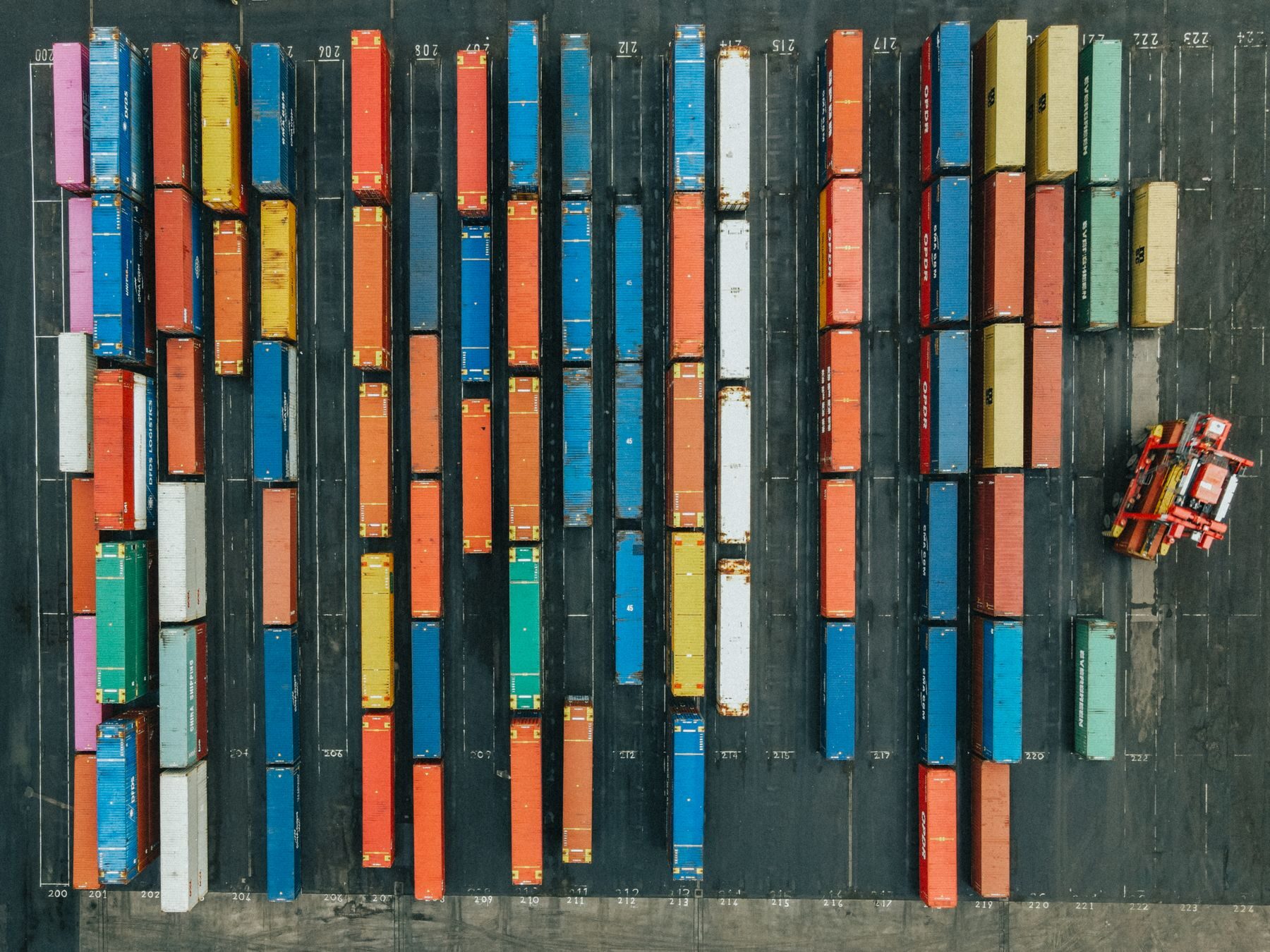 Rangées de conteneurs vues du ciel dans un terminal logistique