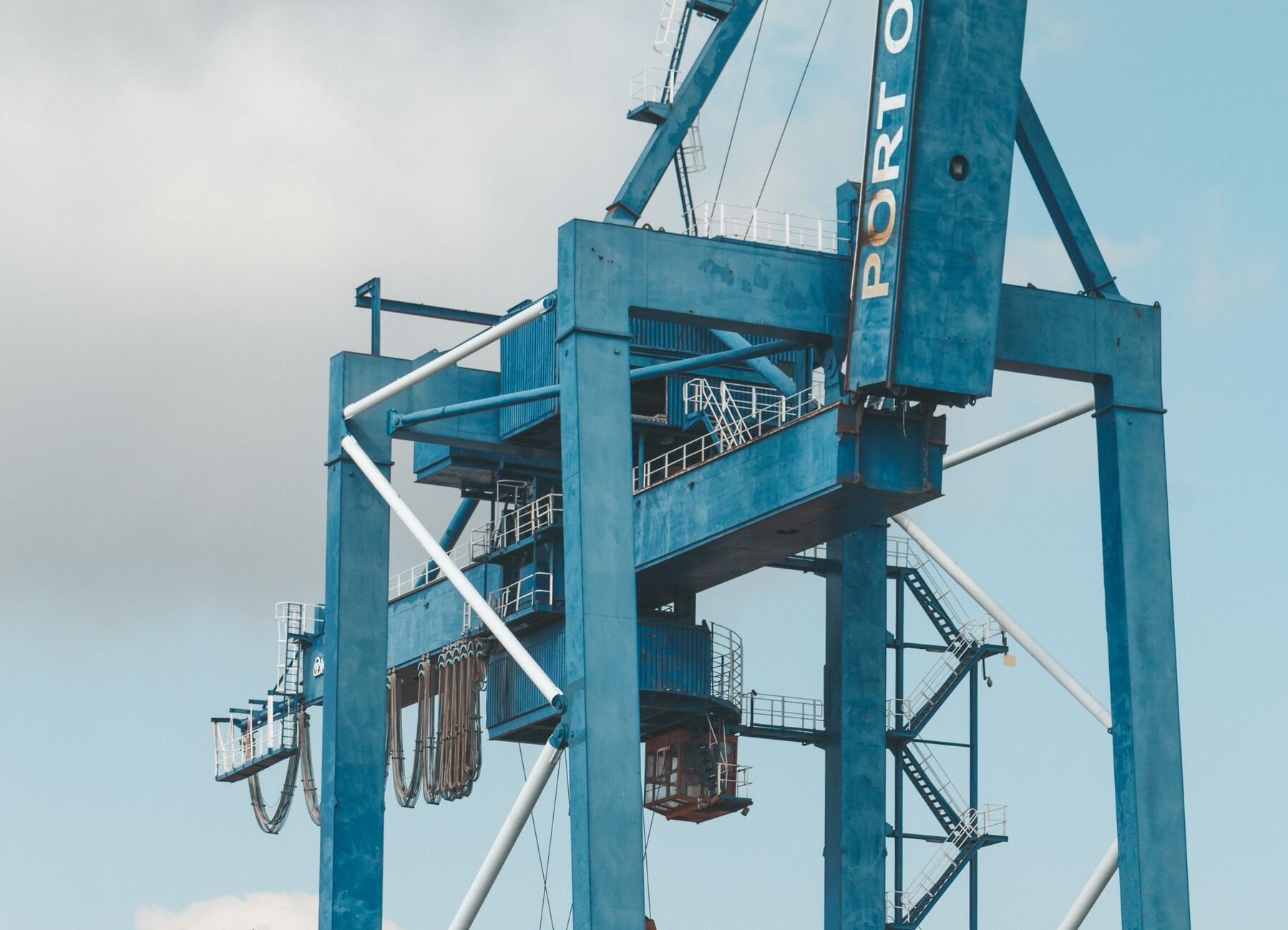 Grue de terminal portuaire vue en contre-plongée