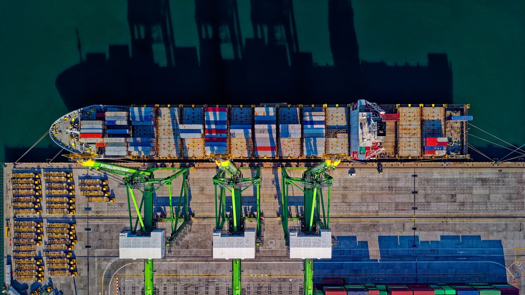 Vue aérienne d'un porte-conteneurs à quai dans un port