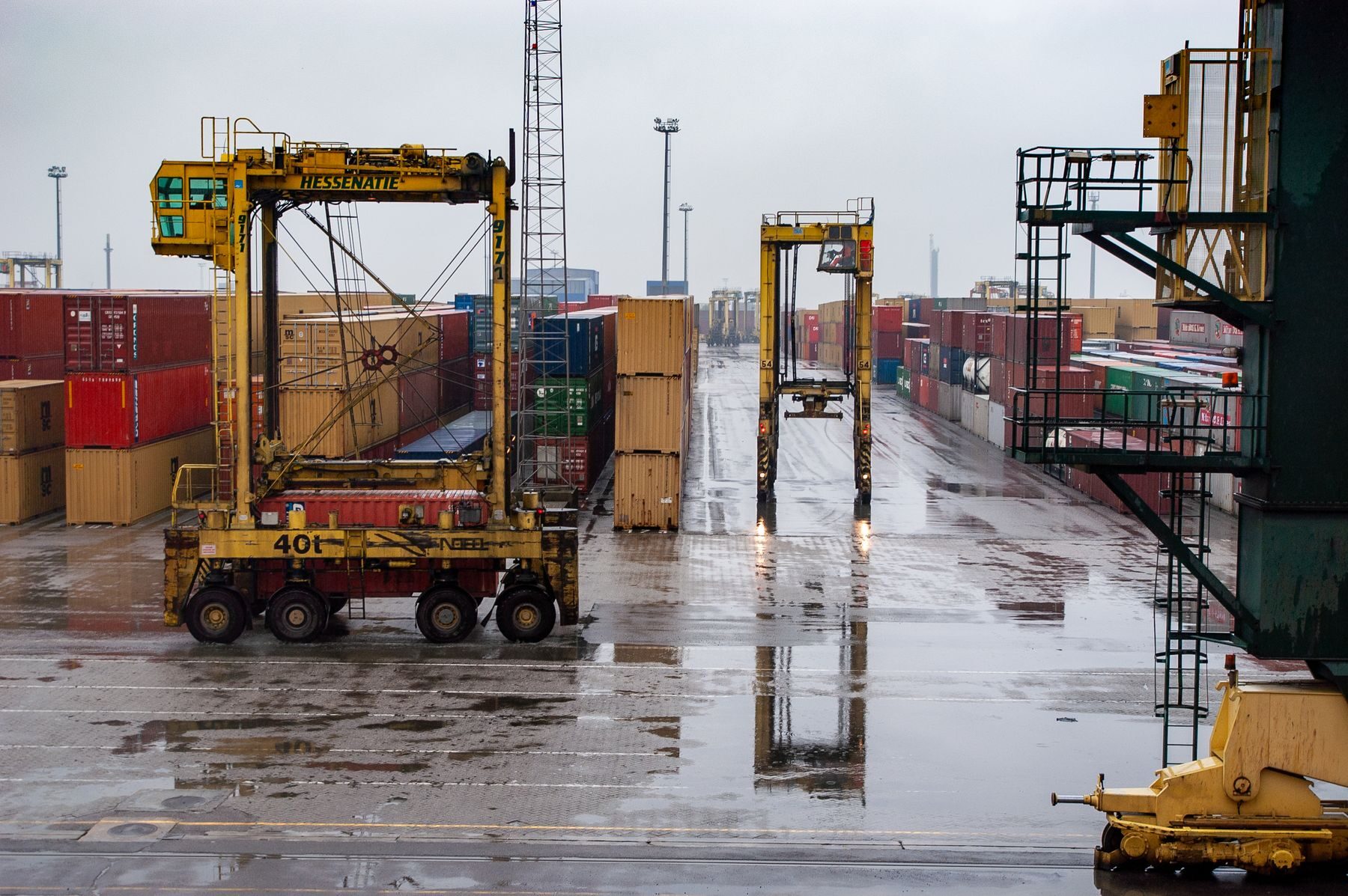 Chariots-cavaliers déplaçant des conteneurs sur un terminal portuaire