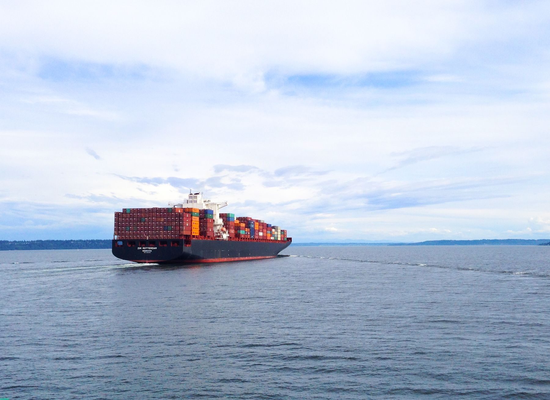 Porte-conteneurs chargé naviguant sur une mer calme